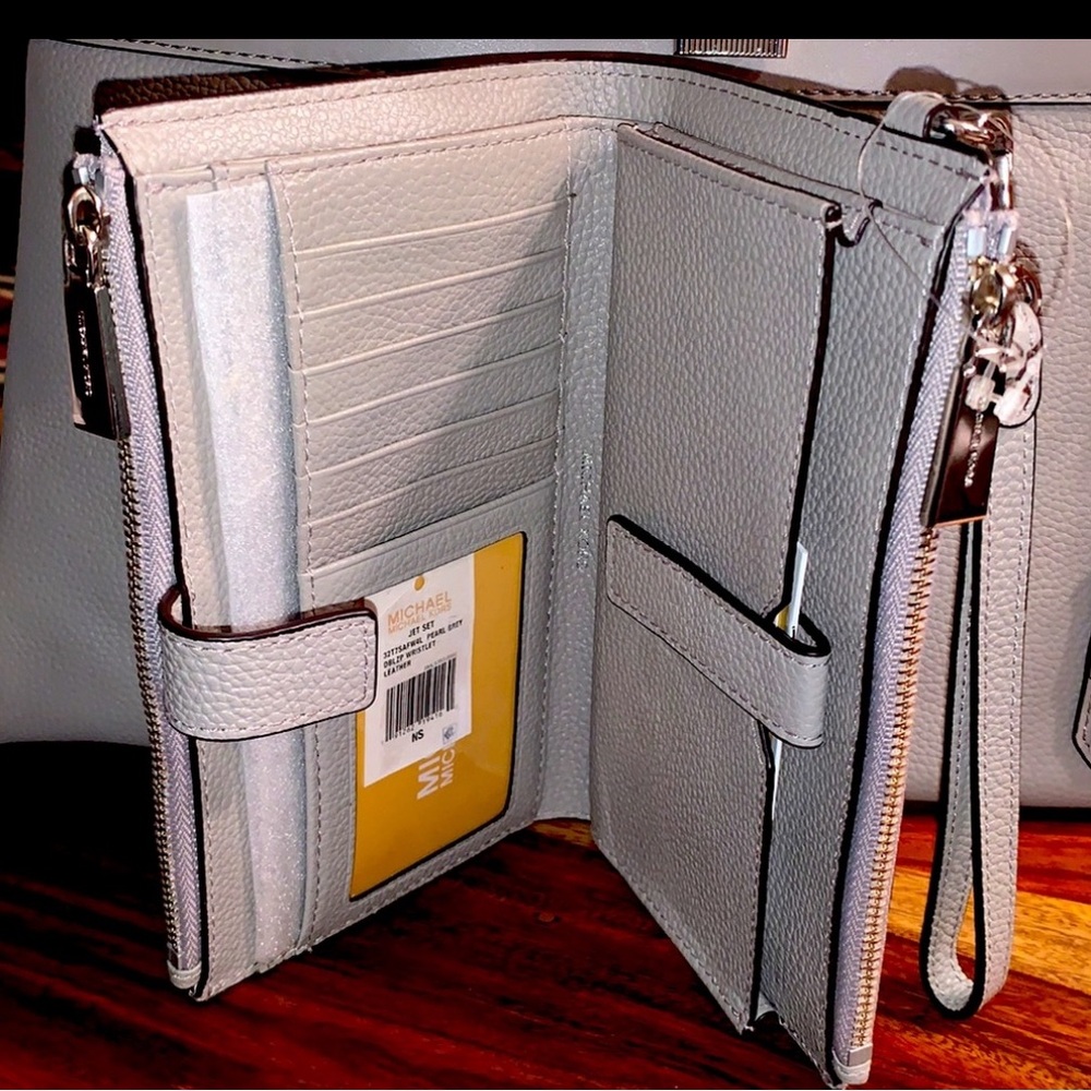 Michael Kors large Jet Set Pearl Grey wallet/ wristlet - Picture 3 of 5